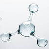 Eine stilisierte Darstellung eines Wassermolekuls mit zwei Wasserstoffatomen und einem Sauerstoffatom, transparent und schimmernd.