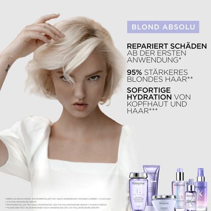 Eine Frau mit blonden Haaren prasentiert Produkte zur Haarpflege von Kerastase, die Schaden reparieren und hydratisieren.