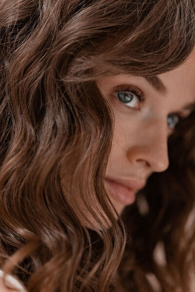 Nutritive von Kerastase - Emily Ratajkowski - trockenes Haar