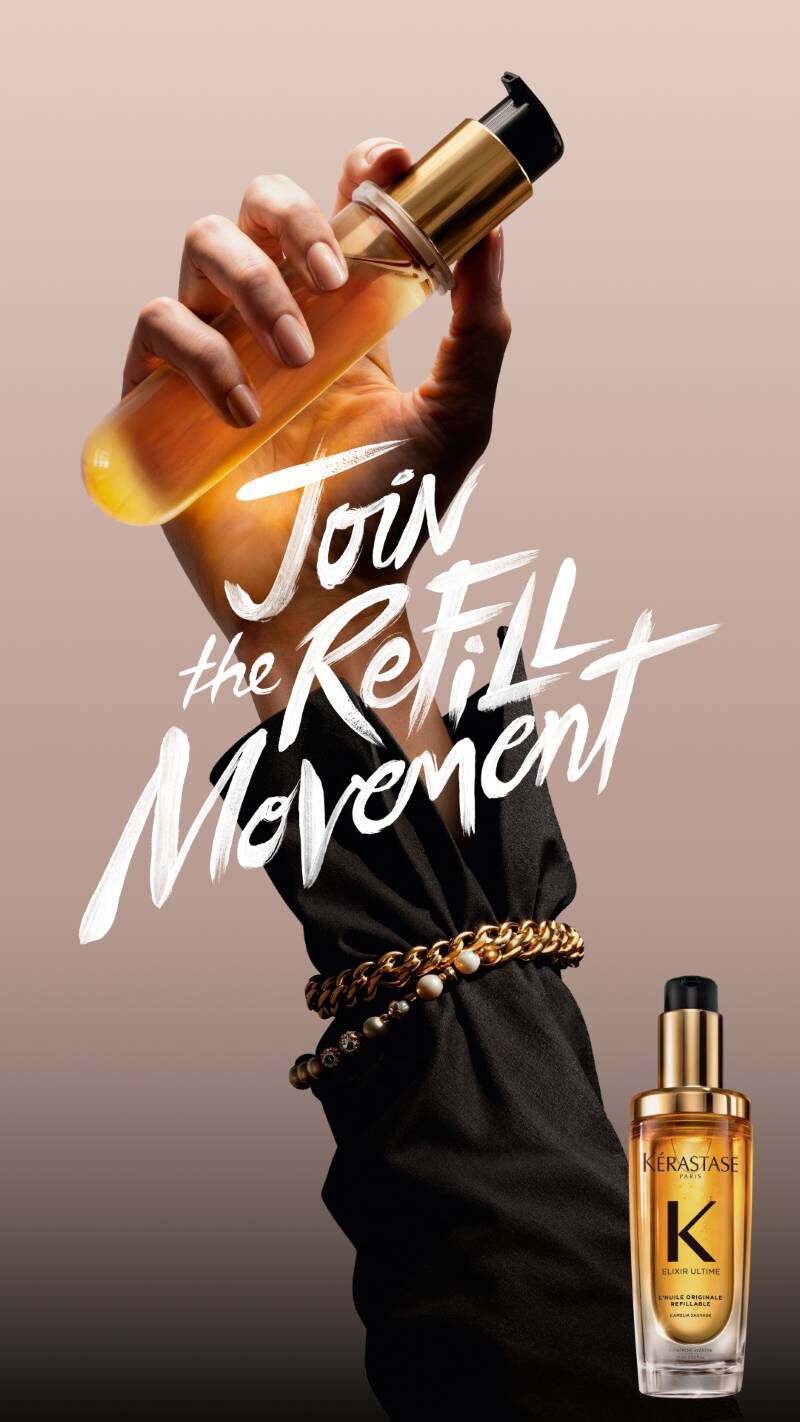 JOIN THE REFILL MOVEMENT​  Hand halt den Nachfullbehalter eines Elixiers auf beigem Hintergrund.