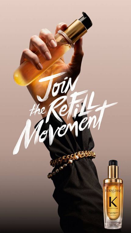 JOIN THE REFILL MOVEMENT Hand halt den Nachfullbehalter eines Elixiers auf beigem Hintergrund.
