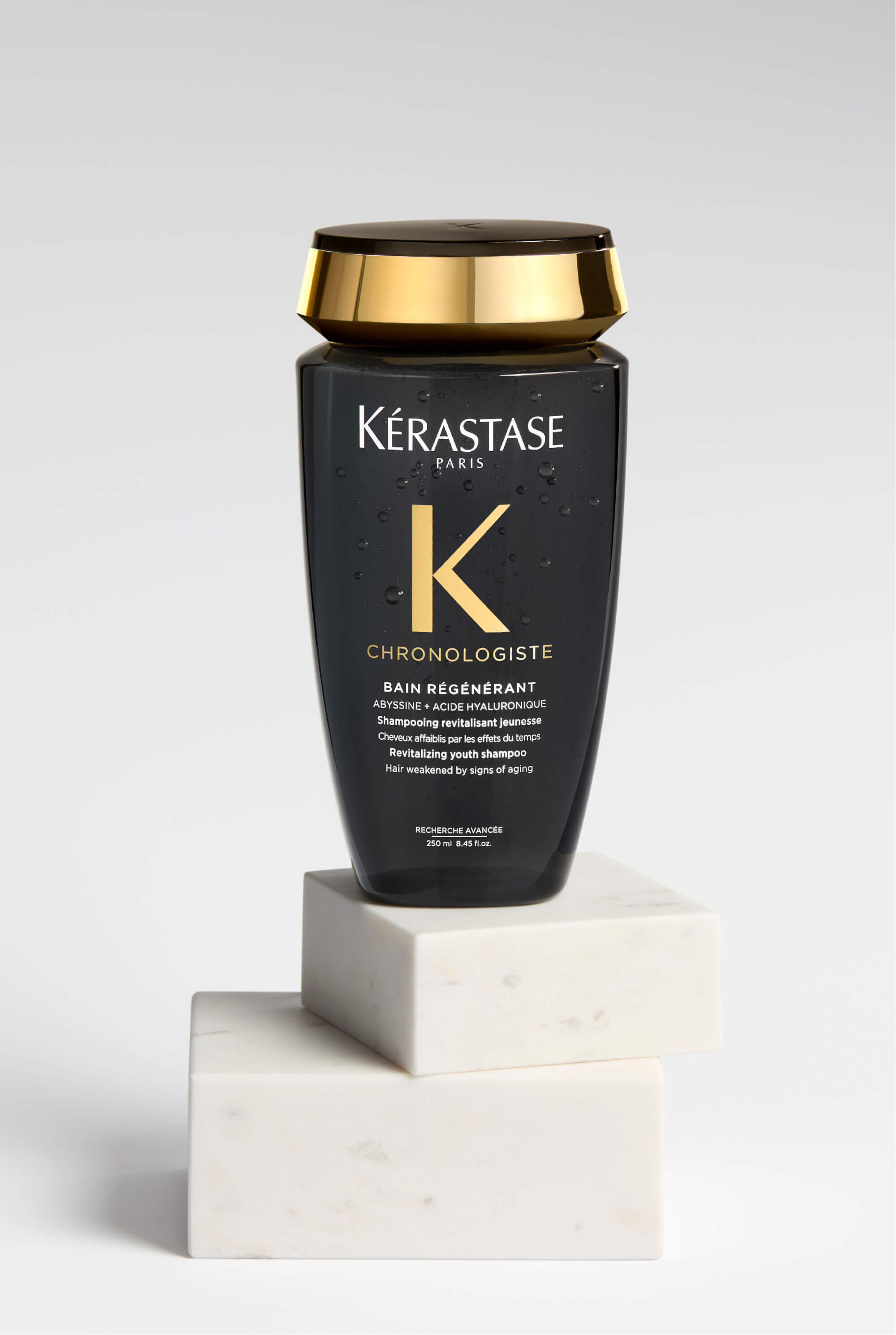 Transparente, cremige Gel-Textur des Chronologiste Shampoos.​