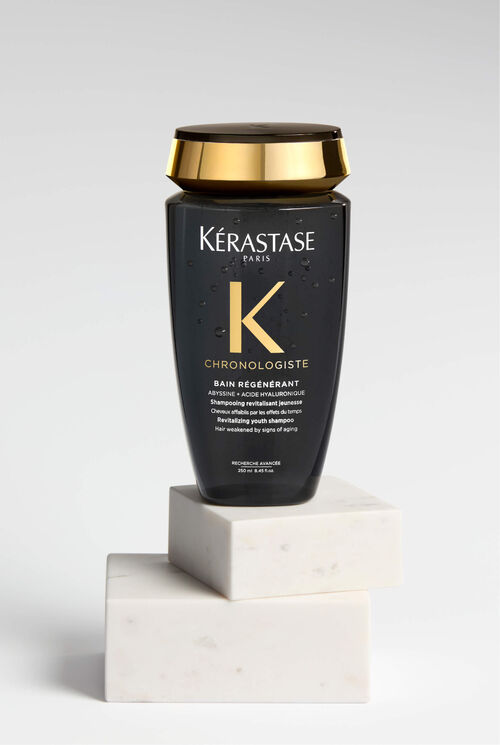 Transparente, cremige Gel-Textur des Chronologiste Shampoos.
