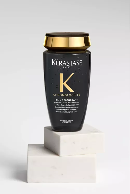 Transparente, cremige Gel-Textur des Chronologiste Shampoos.