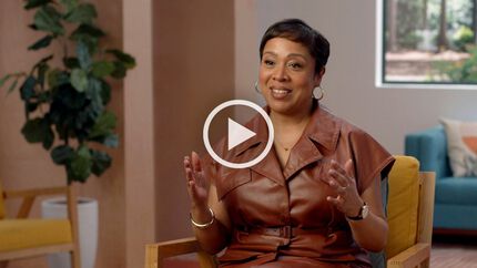 Delores Morton im Interview, in einem gelben Sessel.