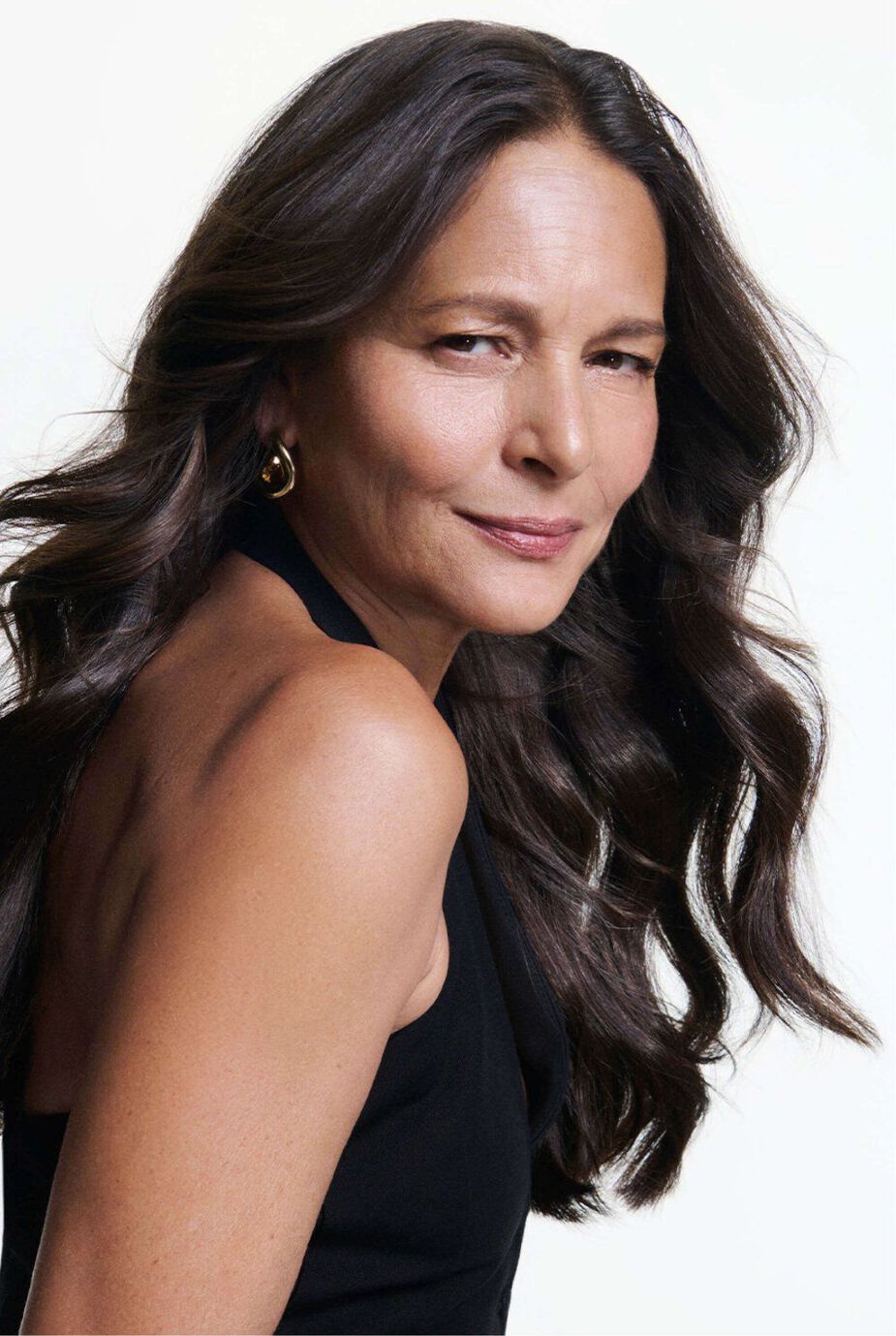 Brunette Frau mit gesundem, seidigem braunem Haar.
