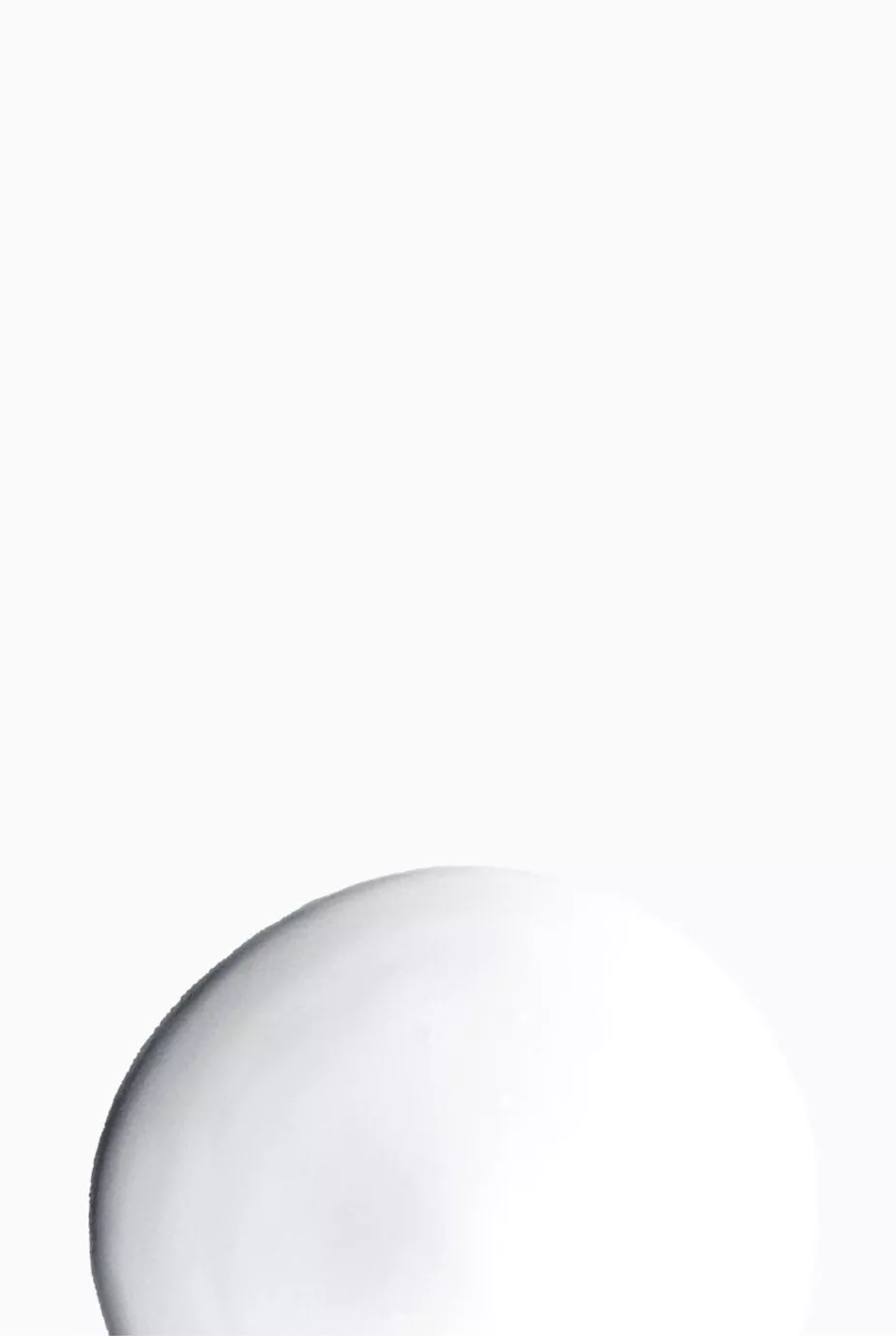 Ein glatter, weißer Ball vor einem weißen Hintergrund.