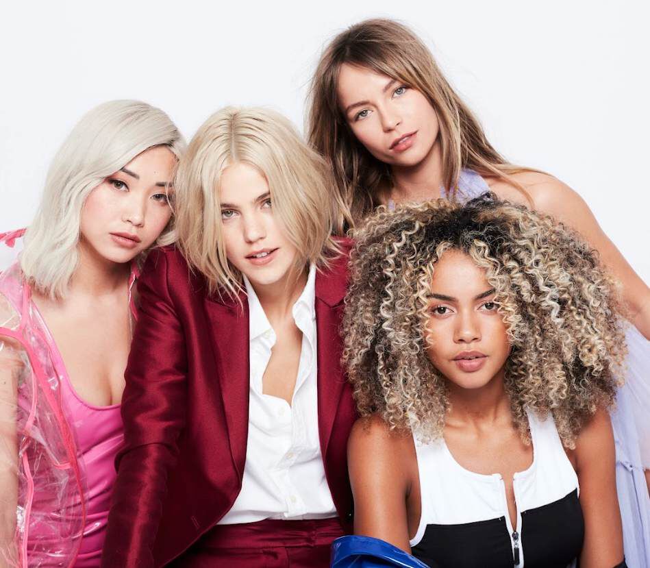 Frauen mit blonden Haaren