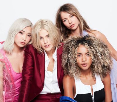 Frauen mit blonden Haaren