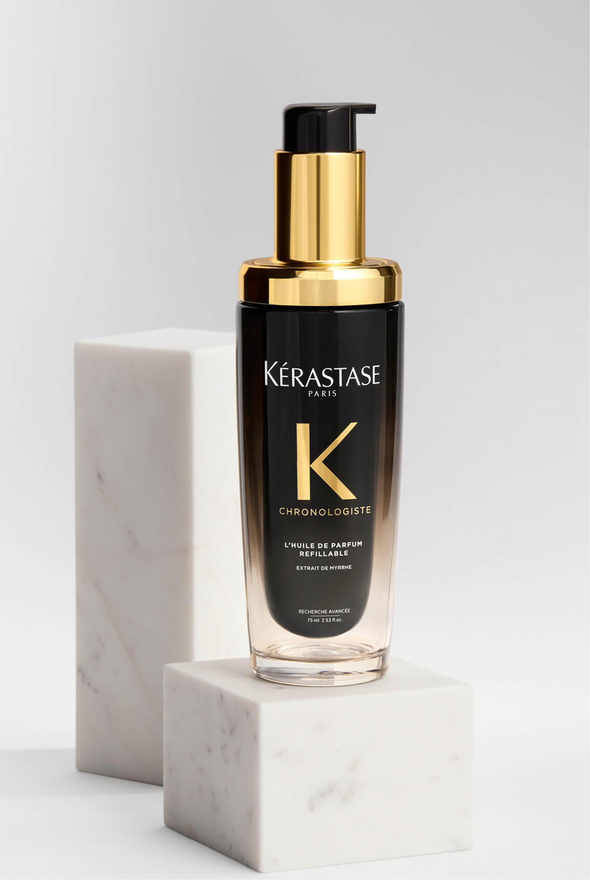 Chronologiste Huile de Parfum Flakon auf einer Marmorplatte.​