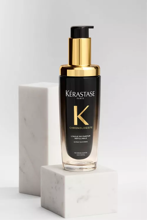 Chronologiste Huile de Parfum Flakon auf einer Marmorplatte.