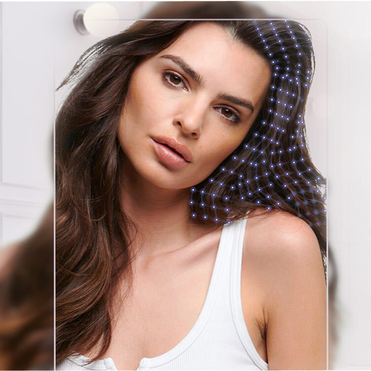Emily Ratajkowski (Emrata) mit langen braunen Haaren, einen Haarschmuck tragend.