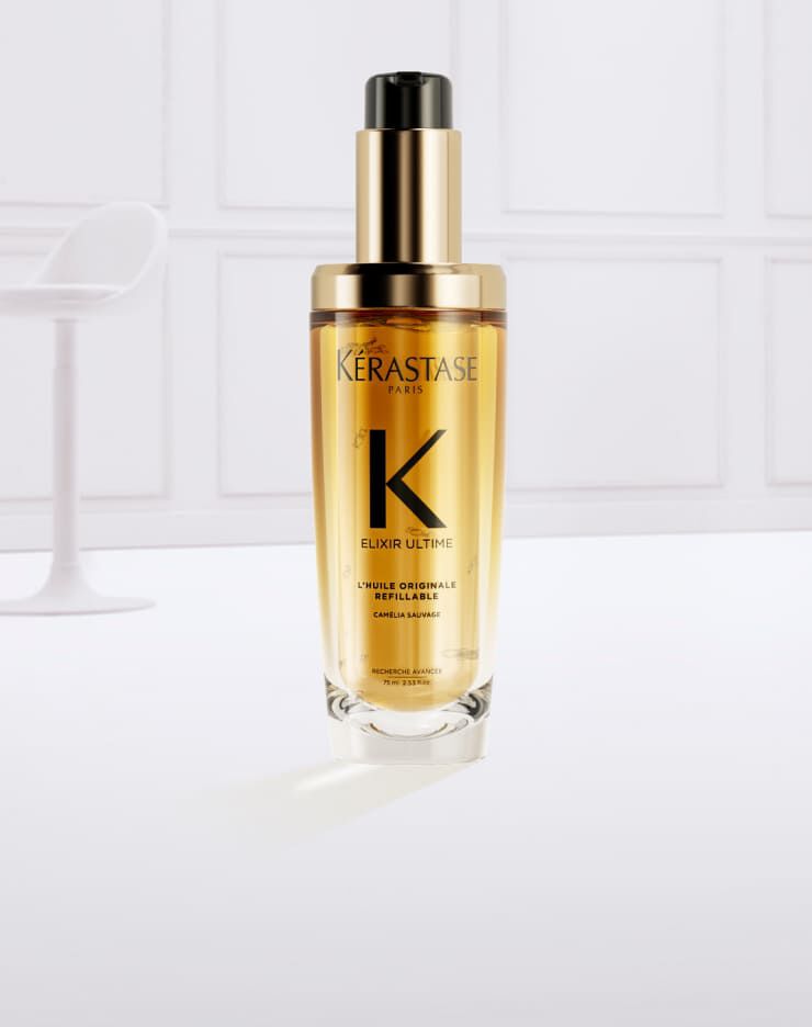 Ein flussiges Haarserum in einer eleganten Flasche mit Goldakzenten, umgeben von spritzendem, goldenem Serum.