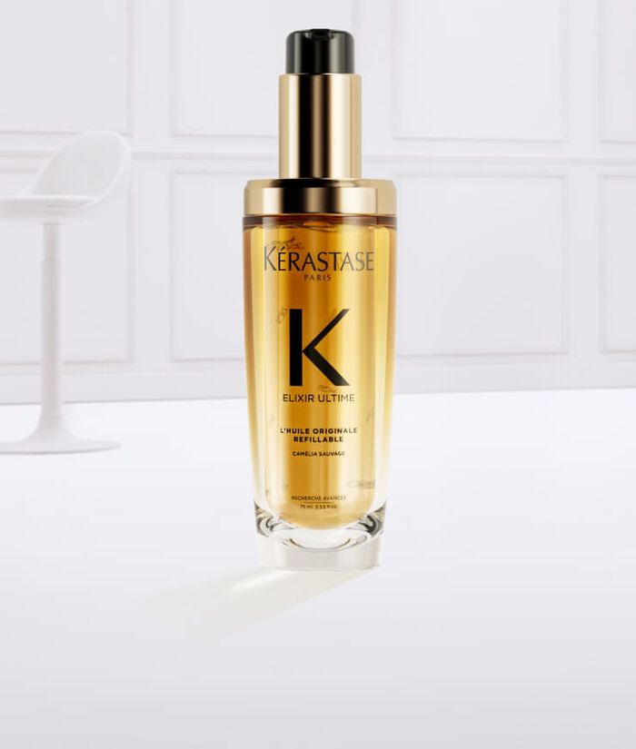 Ein flussiges Haarserum in einer eleganten Flasche mit Goldakzenten, umgeben von spritzendem, goldenem Serum.