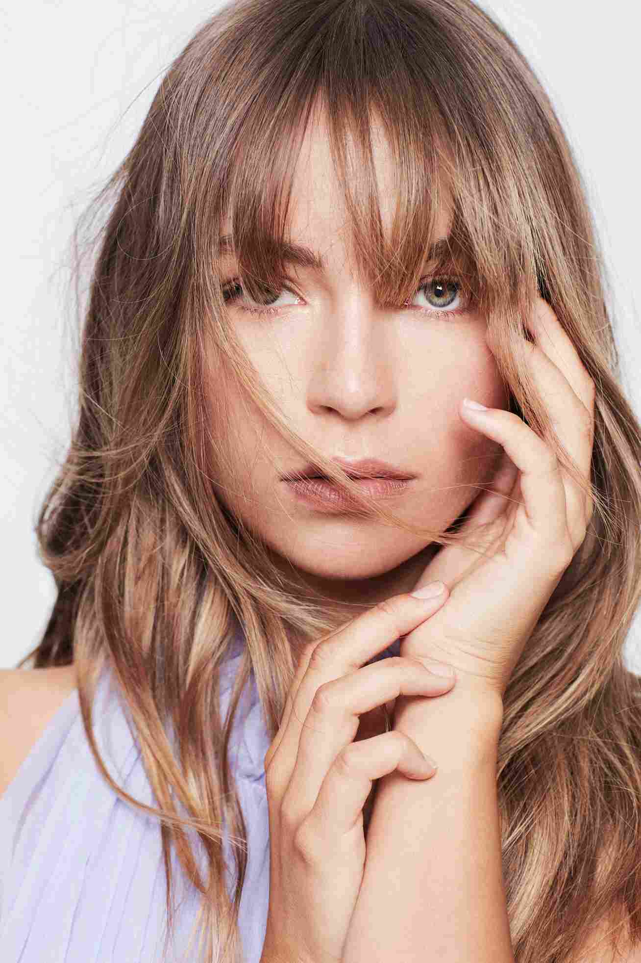 Frau mit dunkelblondem Haar