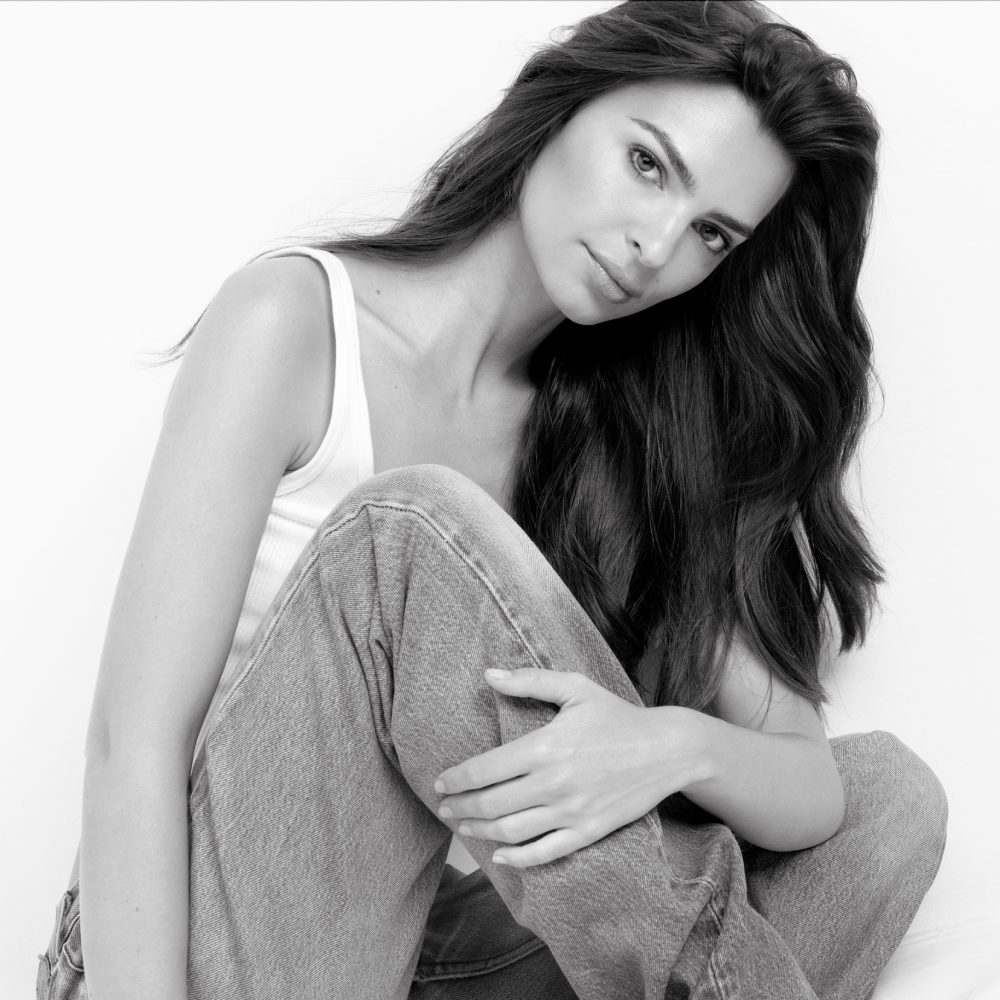 Emily Ratajkowski zeigt ihr schönes, gesundes und glänzendes Haar.