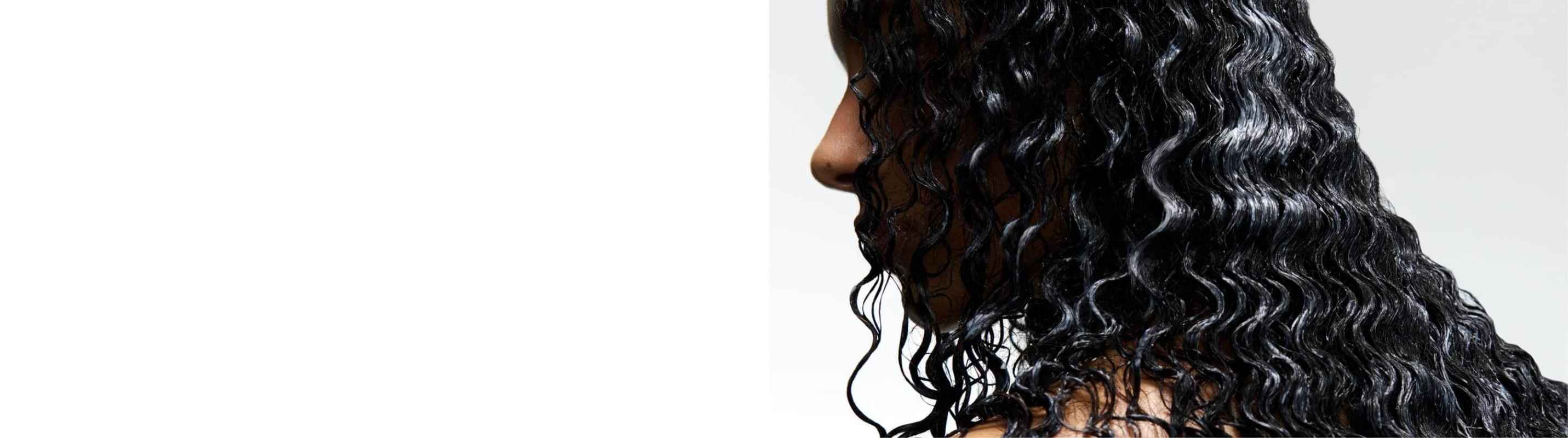 Frauen, die Kérastase-Produkte auf nasses Haar auftragen