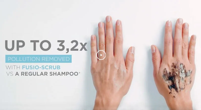 Hände mit Schmutz und klarer Haut, die die Reinigungseffizienz von Fusio-Scrub im Vergleich zu normalem Shampoo zeigt.