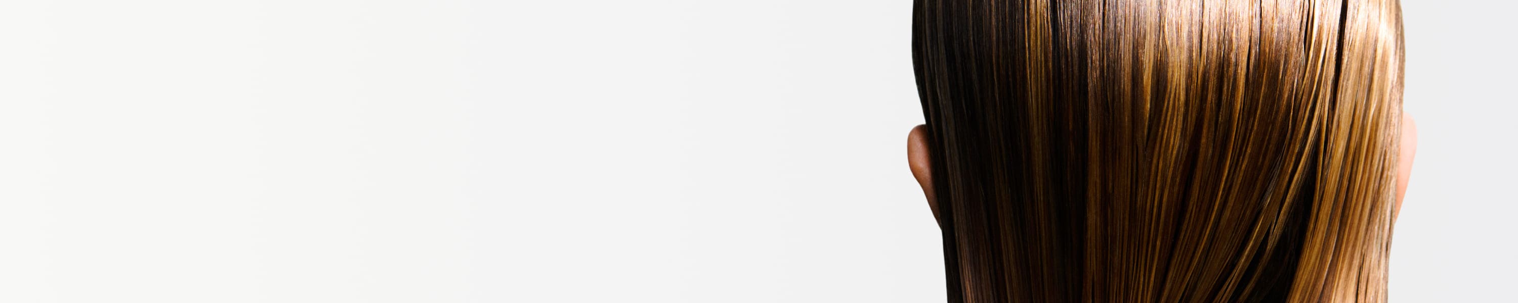 Frauen, die Kérastase-Produkte auf nasses Haar auftragen