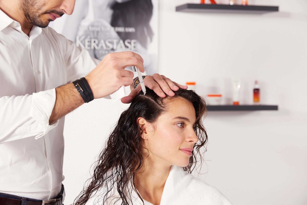 Hovig, unser Botschafter-Friseur für Kérastase, stellt das neue Nutritive Serum für die Spitzen vor.
