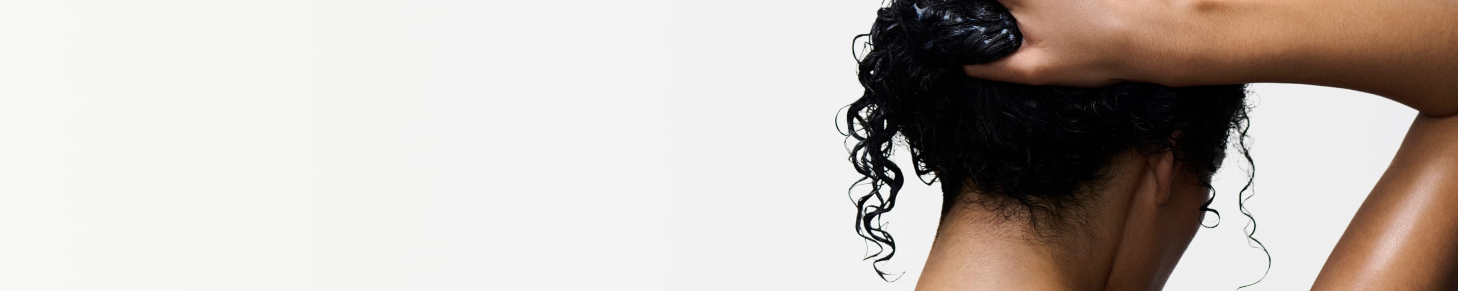 Frauen, die Kérastase-Produkte auf nasses Haar auftragen