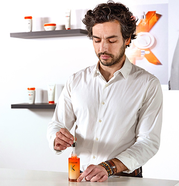 Hovig, unser Botschafter-Friseur für Kérastase, stellt Ihnen das neue Sérum Concentré Nutritif Combleur Pointes Sèches aus der Linie Nutritive vor, das den Spitzen gewidmet ist.