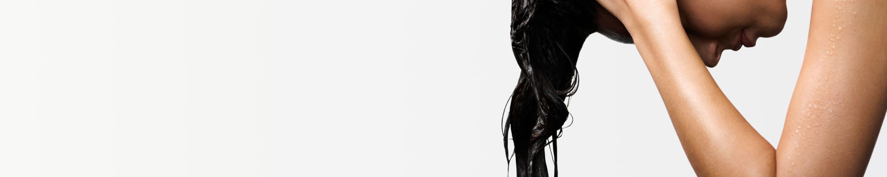 Frauen, die Kérastase-Produkte auf nasses Haar auftragen